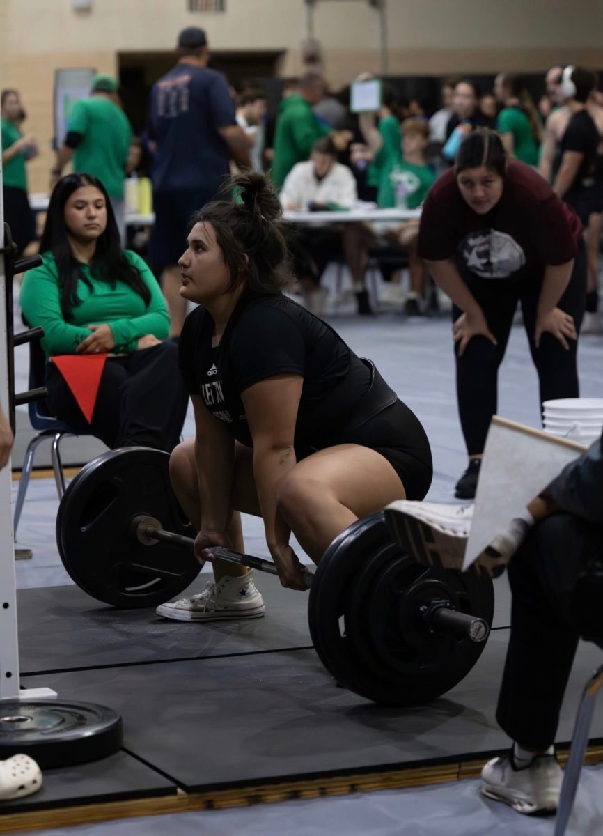 Kensley Gilliam attempted her deadlift.
